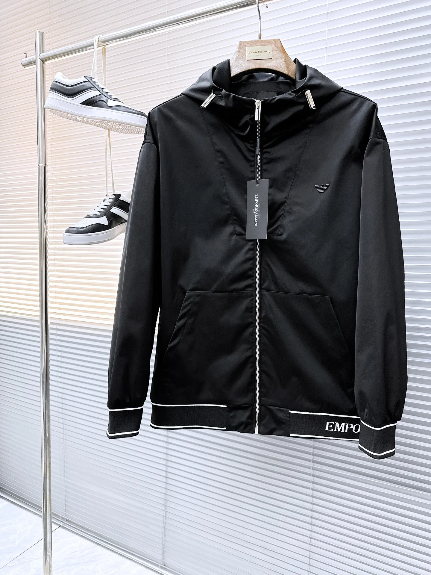 Armani official website Same Style, complete with three labels, on sale in advance. 2026 Autumn and Winter New Arrival men's jacket, Original with complete three labels, Premium version. Custom-made fabrics at the counter. Breathable, high comfort, impeccable details, brand element design concept, reflecting high quality. It feels delicate and soft, presents a casual cut, and has a great upper body shape. Sizes: M～3XL